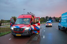 Auto te water langs Twuyverweg in Sint Pancras