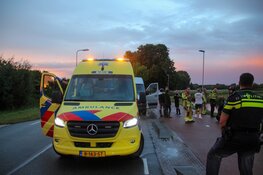 Auto te water langs Twuyverweg in Sint Pancras