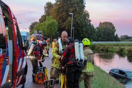 Auto te water langs Twuyverweg in Sint Pancras