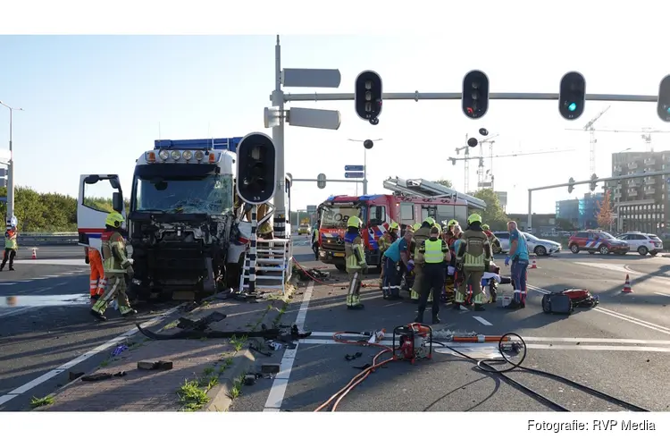 Vrachtwagenchauffeur zwaargewond uit truck bevrijdt na ongeval in Heerhugowaard