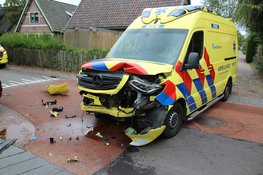 Ambulance zwaar beschadigd na ongeval met personenauto