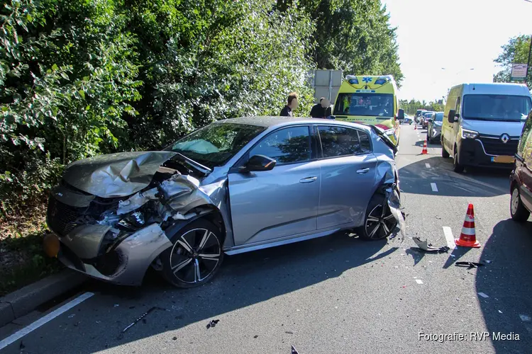 Gewonde en flinke schade bij ongeval tussen 4 personenauto's en bestelbus