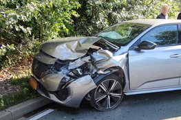 Gewonde en flinke schade bij ongeval tussen 4 personenauto's en bestelbus