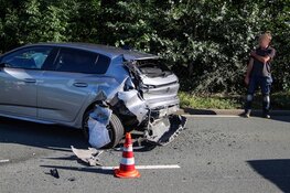 Gewonde en flinke schade bij ongeval tussen 4 personenauto's en bestelbus