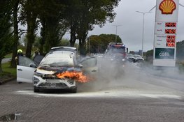 Auto vliegt in brand tijdens rijden, automobilist parkeert vervolgens bij tankstation