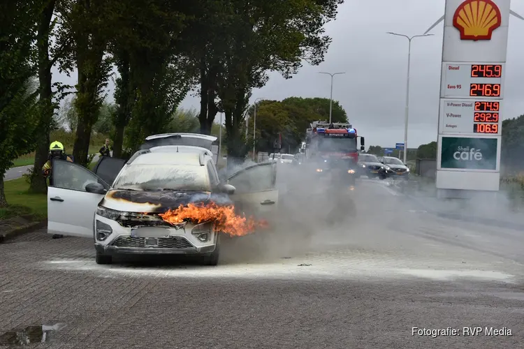 Auto vliegt in brand tijdens rijden, automobilist parkeert vervolgens bij tankstation