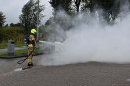 Auto vliegt in brand tijdens rijden, automobilist parkeert vervolgens bij tankstation
