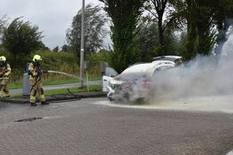 Auto vliegt in brand tijdens rijden, automobilist parkeert vervolgens bij tankstation