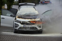 Auto vliegt in brand tijdens rijden, automobilist parkeert vervolgens bij tankstation