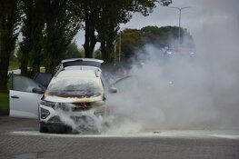 Auto vliegt in brand tijdens rijden, automobilist parkeert vervolgens bij tankstation
