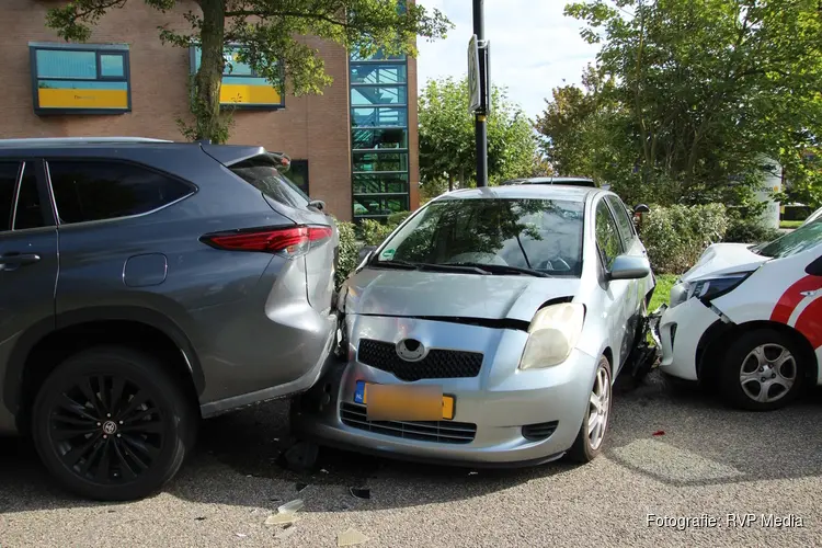 Flinke schade nadat automobilist uit bocht vliegt en tegen geparkeerde auto botst in Heerhugowaard