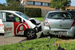 Flinke schade nadat automobilist uit bocht vliegt en tegen geparkeerde auto botst in Heerhugowaard