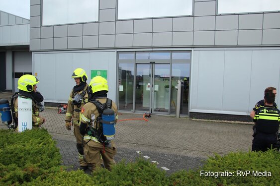 Brandalarm bij Goodlife Foods zorgt voor flinke brandweeruitruk en schade aan voordeur