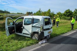 Auto belandt in berm langs N508 bij Heerhugowaard