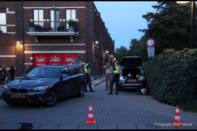 Auto's botsen op parkeerterrein Vomar in Zuid-Scharwoude