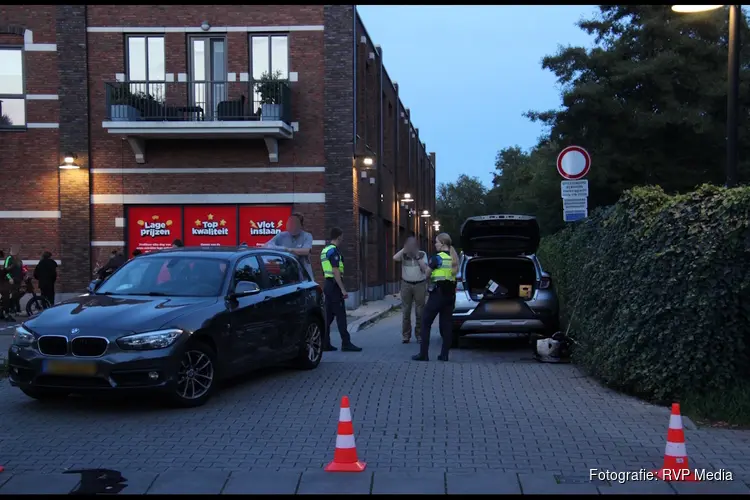 Auto's botsen op parkeerterrein Vomar in Zuid-Scharwoude