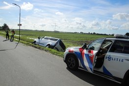 Bestuurder belandt met bestelbus in walkant in Heerhugowaard