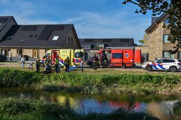 Omstanders redden man met scootmobiel uit het water in Heerhugowaard