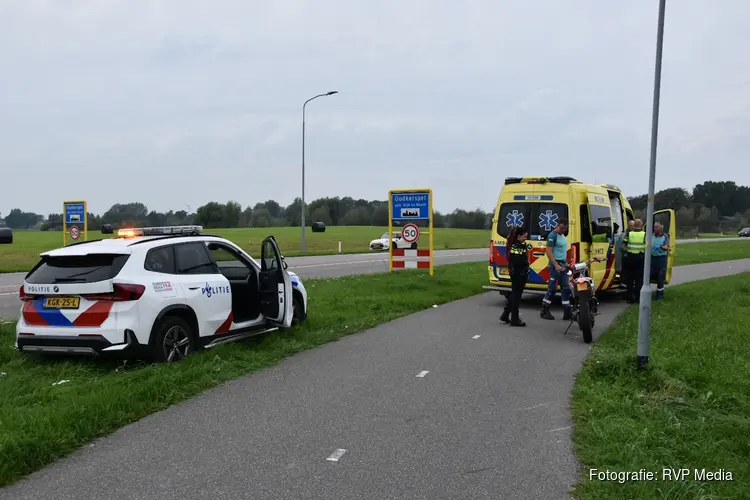 Bromfietser gewond na botsing tegen lantaarnpaal in Oudkarspel
