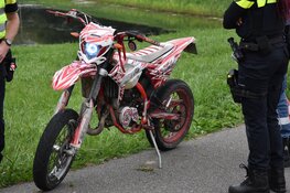 Bromfietser gewond na botsing tegen lantaarnpaal in Oudkarspel
