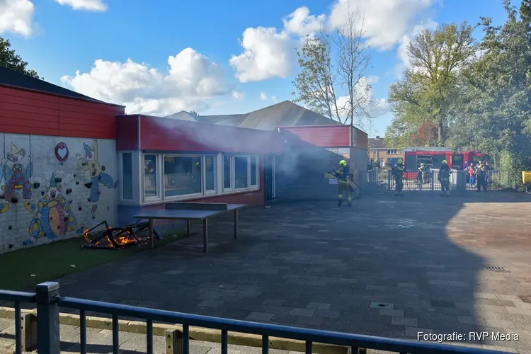 Bankje verwoest door brand op schoolplein in Heerhugowaard