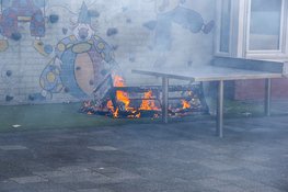 Bankje verwoest door brand op schoolplein in Heerhugowaard
