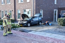 Kofferbak van geparkeerde auto vliegt in brand op oprit in Broek op Langedijk