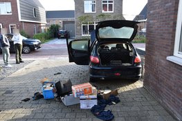 Kofferbak van geparkeerde auto vliegt in brand op oprit in Broek op Langedijk