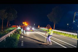 Automobilist botst op vangrail bij Heerhugowaard en slaat op de vlucht