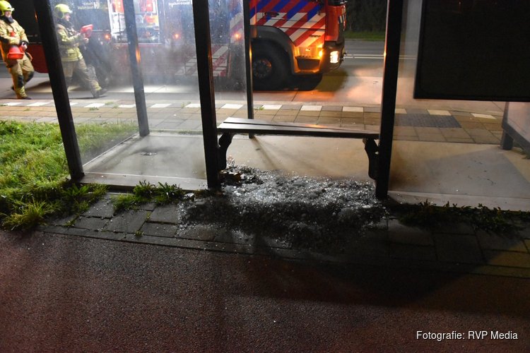 Harde knal schrikt buurt op: zwaar vuurwerk en brandbare vloeistof ontploft in bushokje Zuid-Scharwoude