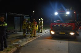 Harde knal schrikt buurt op: zwaar vuurwerk en brandbare vloeistof ontploft in bushokje Zuid-Scharwoude