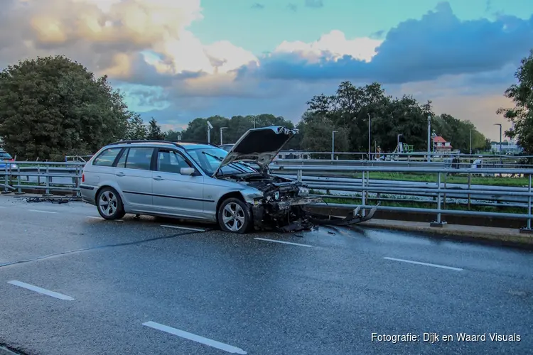 Vrouw lichtgewond nadat auto hard tegen hekwerk botst op brug in Heerhugowaard