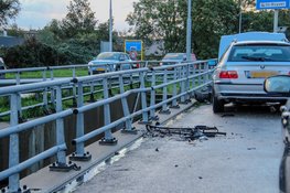 Vrouw lichtgewond nadat auto hard tegen hekwerk botst op brug in Heerhugowaard