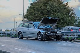 Vrouw lichtgewond nadat auto hard tegen hekwerk botst op brug in Heerhugowaard