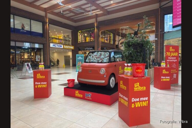 Wibra-rode FIAT Topolino vol Dasty komt naar winkelcentrum Middenwaard