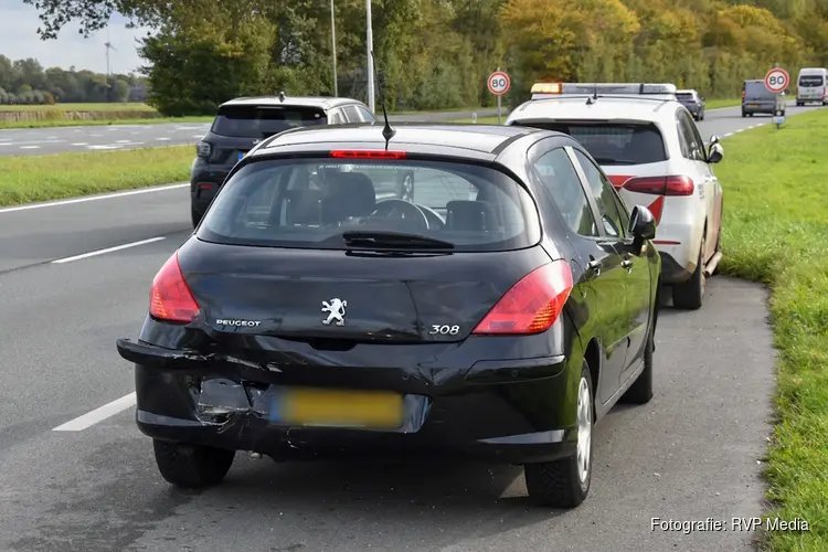 Kop-staartbotsing tussen twee auto's op N245 bij Broek op Langedijk
