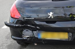 Kop-staartbotsing tussen twee auto's op N245 bij Broek op Langedijk