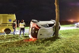 Auto op z’n kant na eenzijdig ongeval in Zuid-Scharwoude