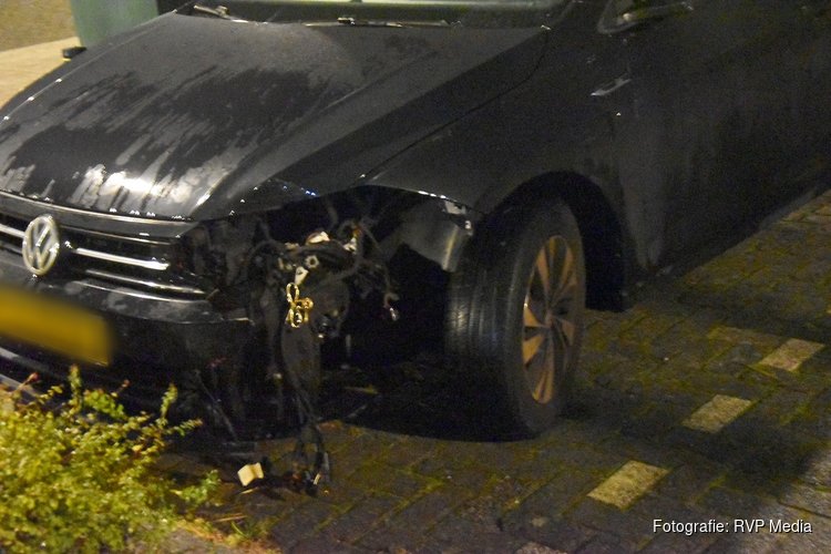 Auto rijdt verkeerszuil uit de grond in Heerhugowaard