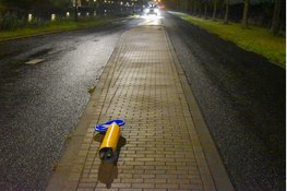 Auto rijdt verkeerszuil uit de grond in Heerhugowaard