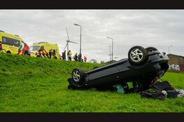 Auto raakt van de dijk en slaat over de kop in Heerhugowaard