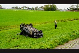Auto raakt van de dijk en slaat over de kop in Heerhugowaard