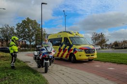 Fietster gewond bij aanrijding met bestelbusje op rotonde in Heerhugowaard